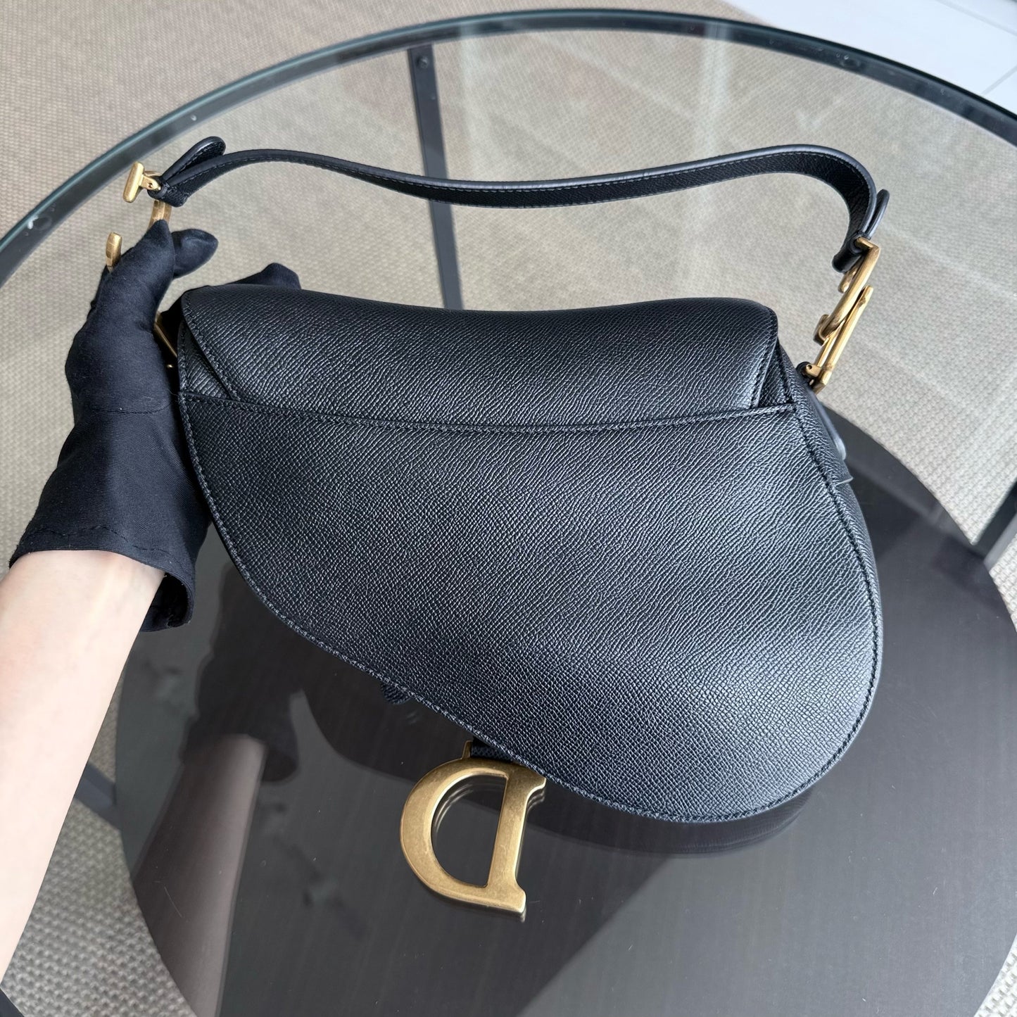 Kovancy Selle Medium avec sangle - Cuir de veau grainé noir, finitions dorées