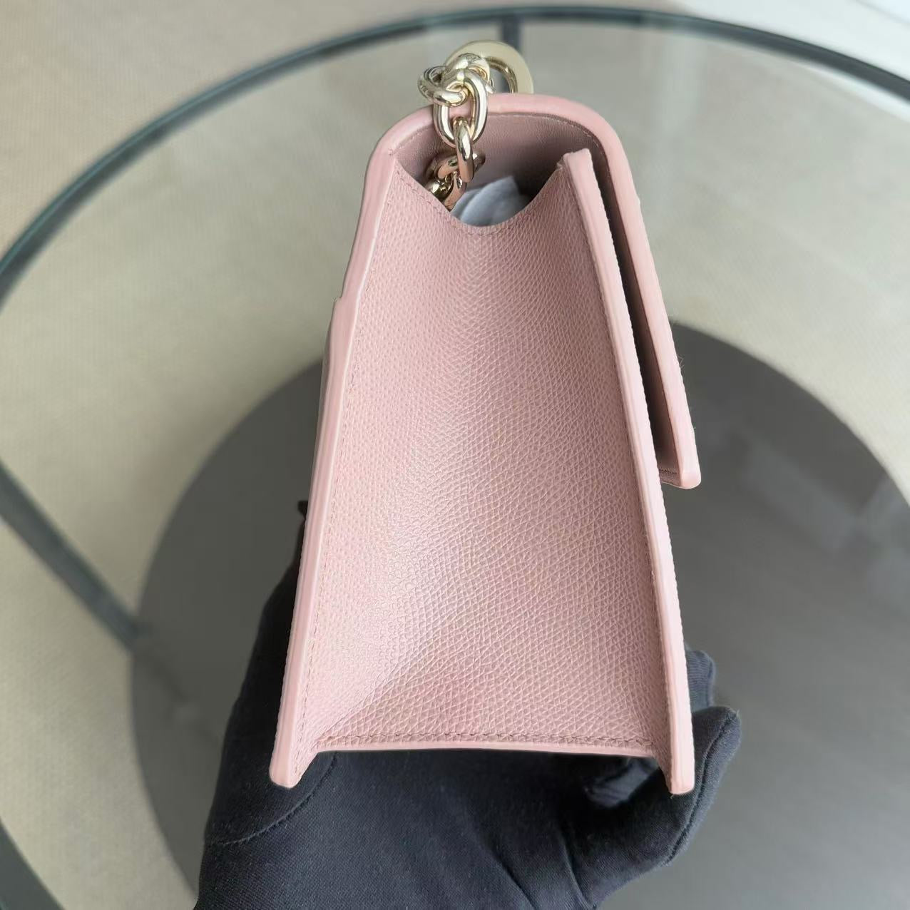 Kovancy Sac Chaine 30 Montaigne - Cuir de Veau Grainé Caviar Nude Rose Accastillage Doré