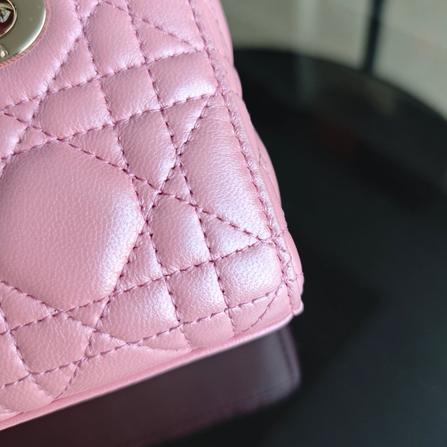 Kovancy D-Joy Micro - Cuir d'agneau Cannage irisé rose, accastillage doré, 17 cm