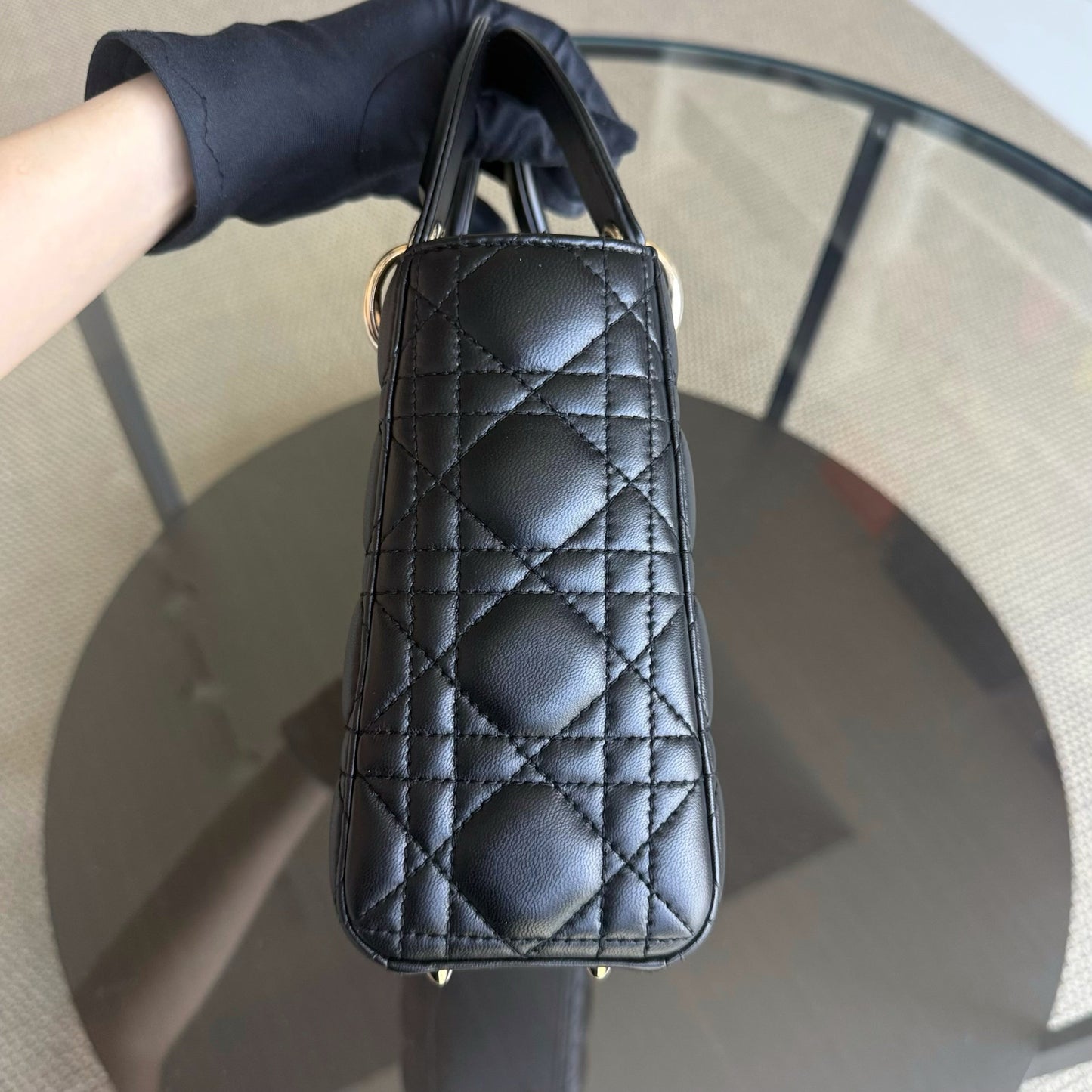 Kovancy Lady Petit rabat MyABC - Breloque ABC en cuir d'agneau Cannage noir et doré