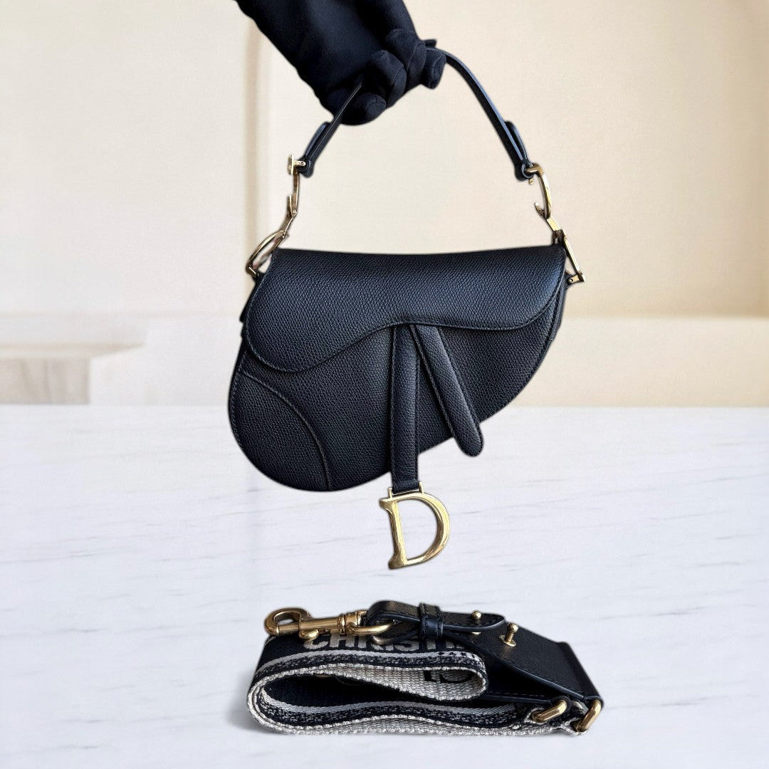 Sac Kovancy Saddle Small 21 cm en cuir caviar noir avec bandoulière et finitions dorées.