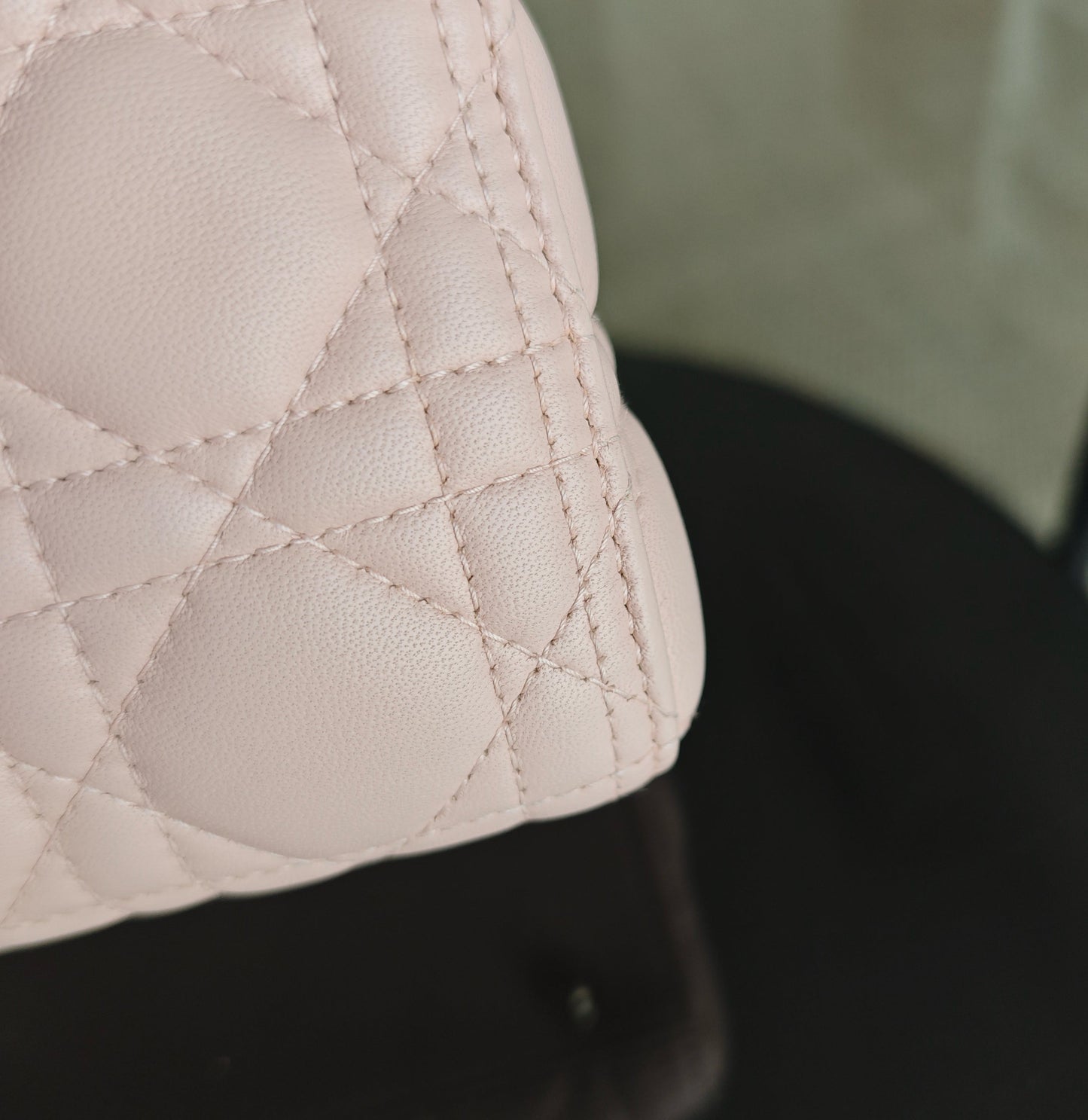 Kovancy Lady Grand modèle - Cuir d'agneau Cannage rose clair avec finitions dorées