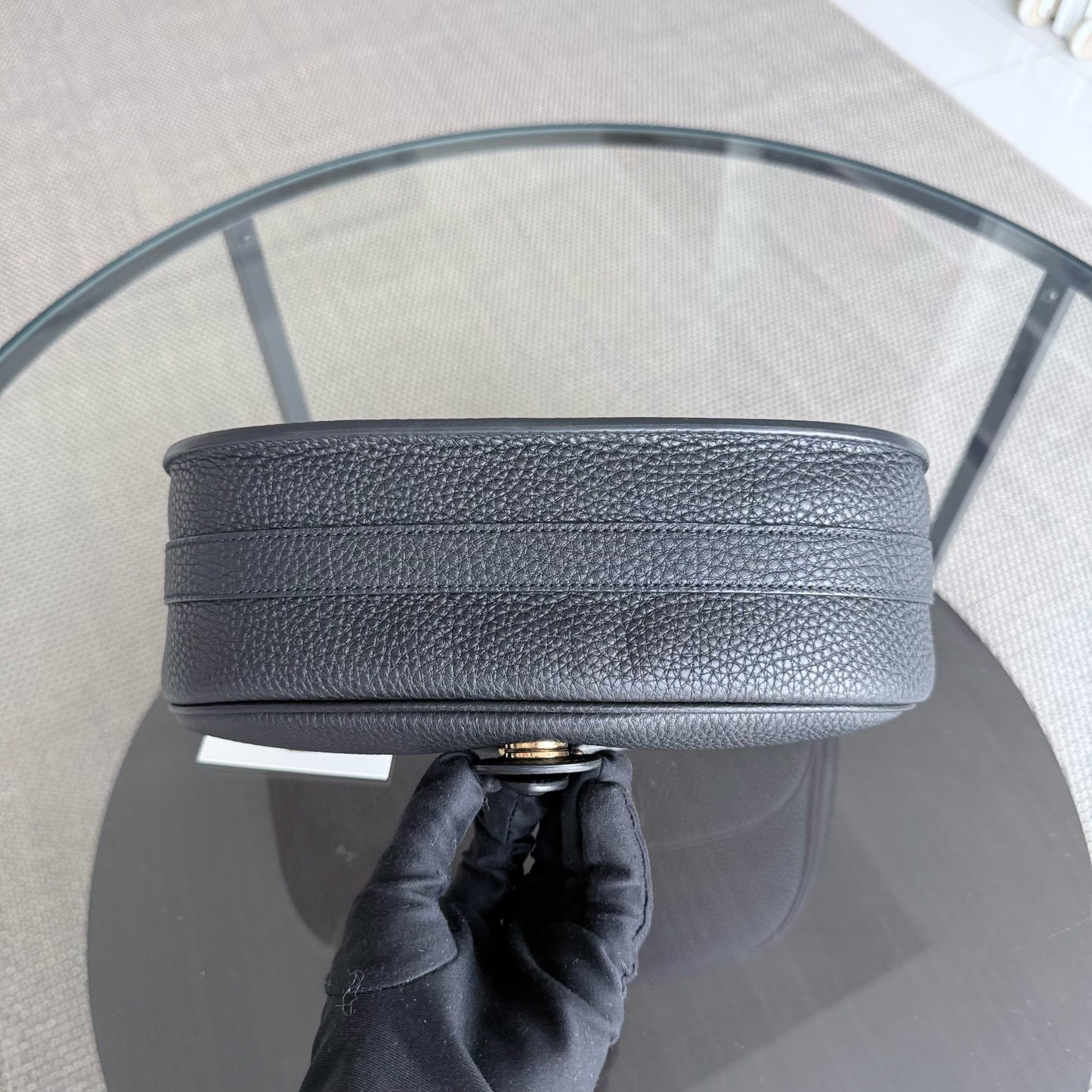 Kovancy Bijou Bobby Large - Cuir caviar noir, finitions dorées, bandoulière