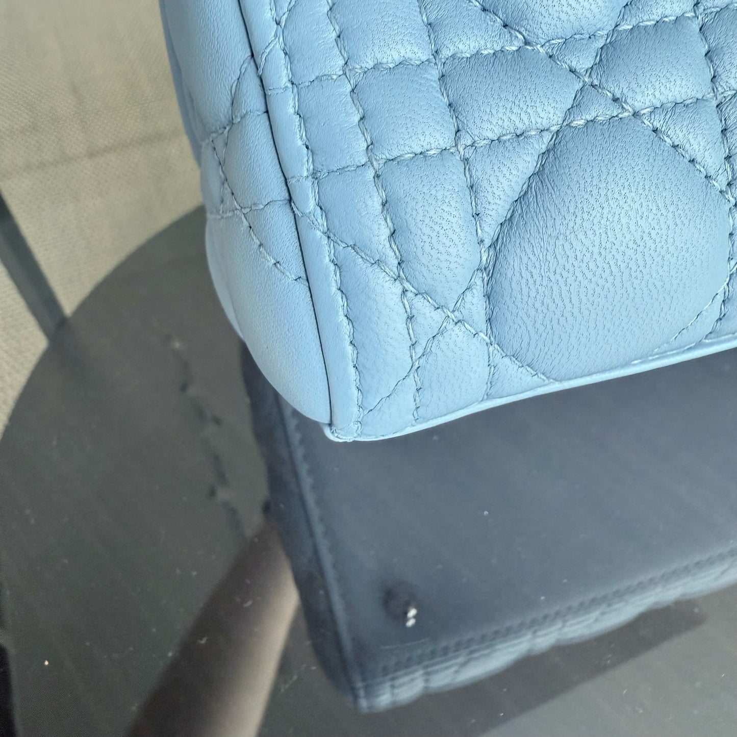 Kovancy Lady Cuir d'agneau Cannage moyen bleu clair avec accessoires argentés