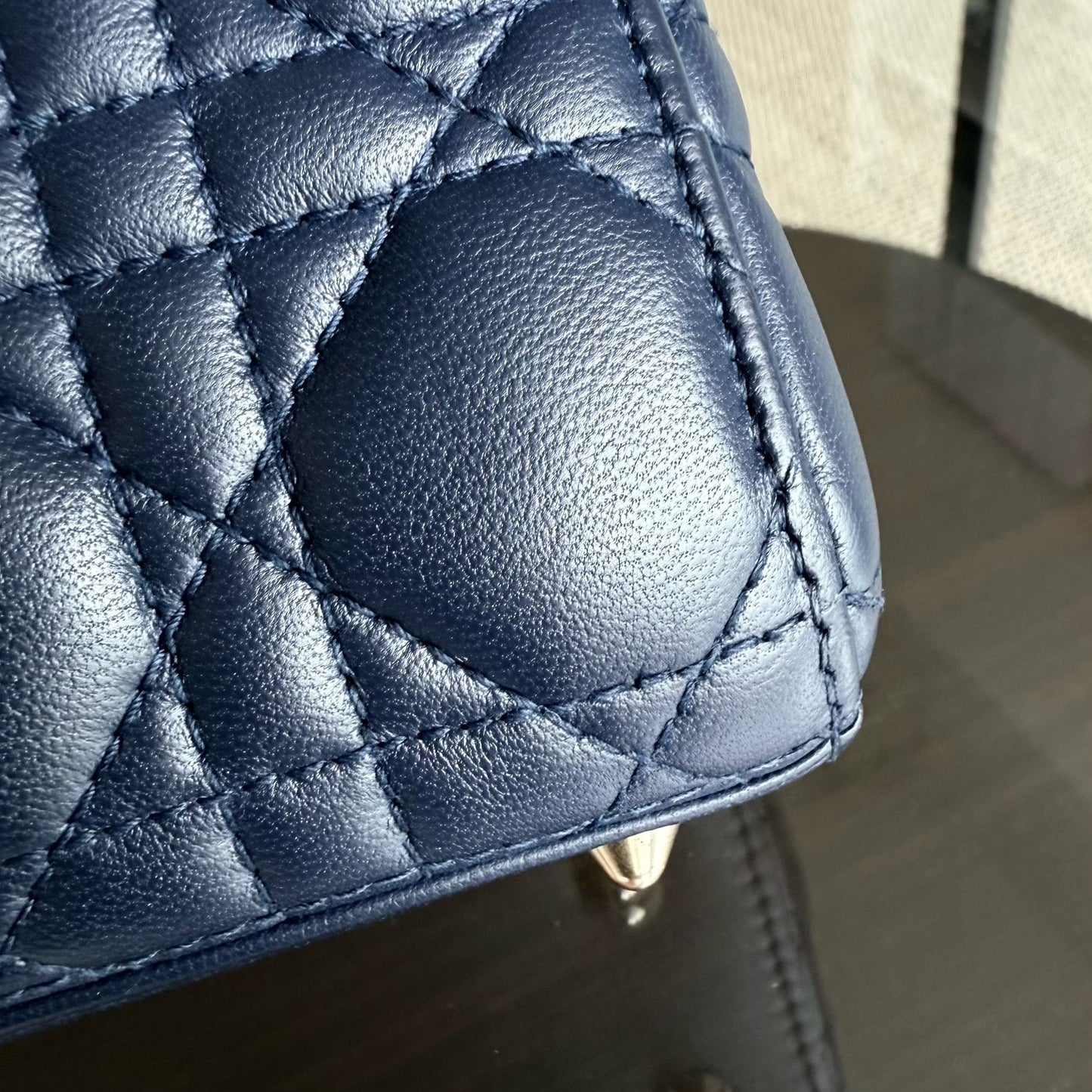 Kovancy Lady Petit rabat - Cuir d'agneau Cannage bleu foncé, quincaillerie dorée