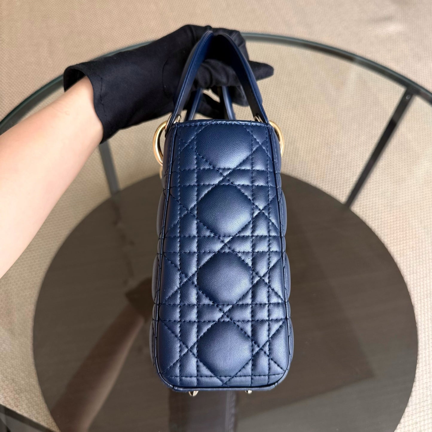 Kovancy Lady Petit rabat - Cuir d'agneau Cannage bleu foncé, quincaillerie dorée