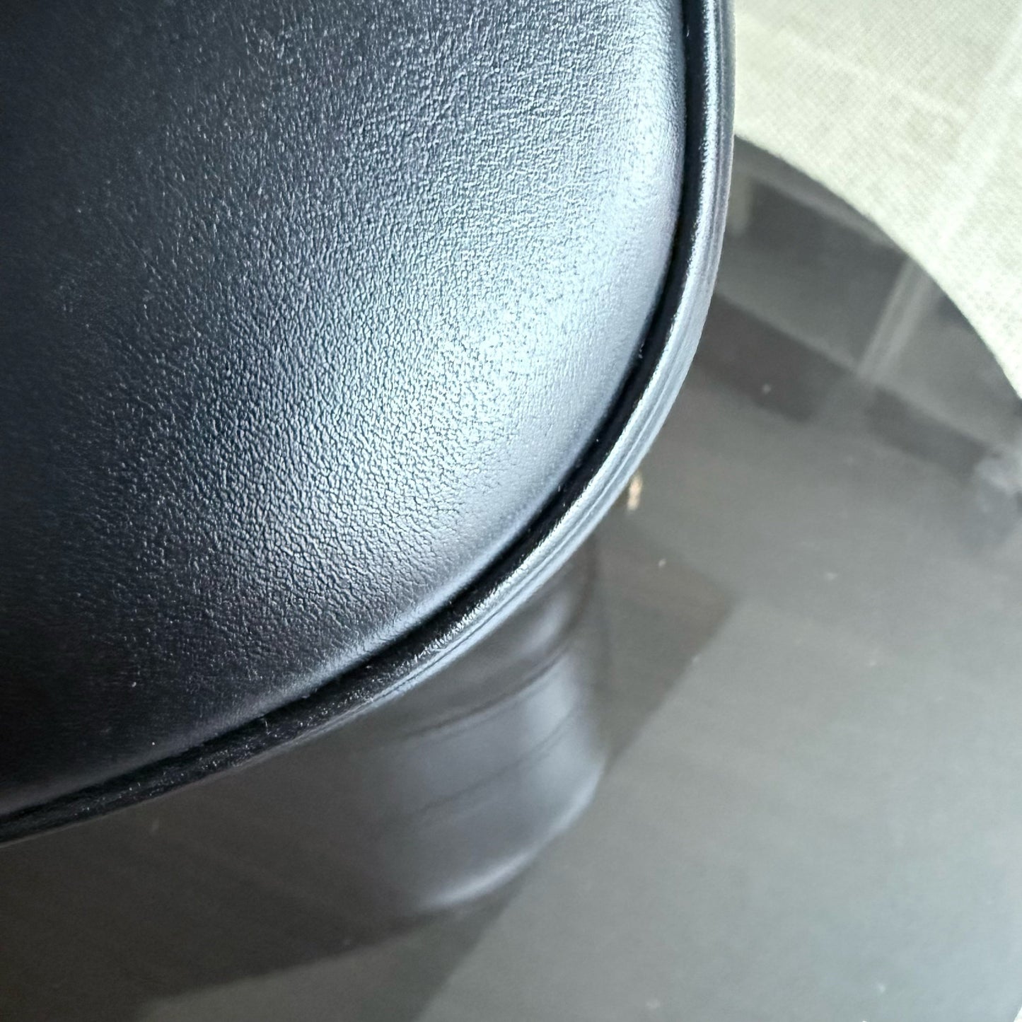 Kovancy Bobby Medium - Cuir de veau lisse noir, finitions dorées
