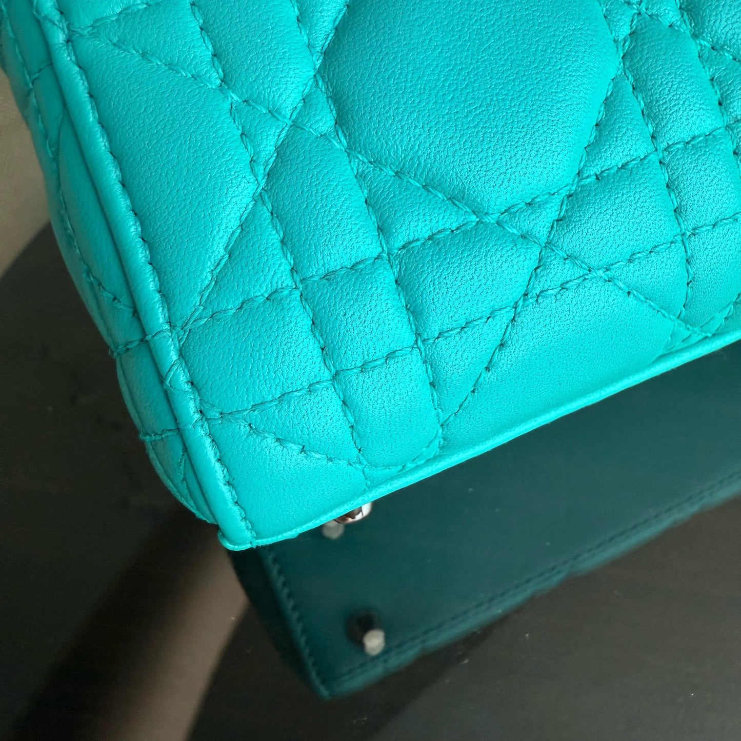 Kovancy Lady Mini - Sangle réglable en cuir d'agneau Cannage bleu cyan et matériel argenté