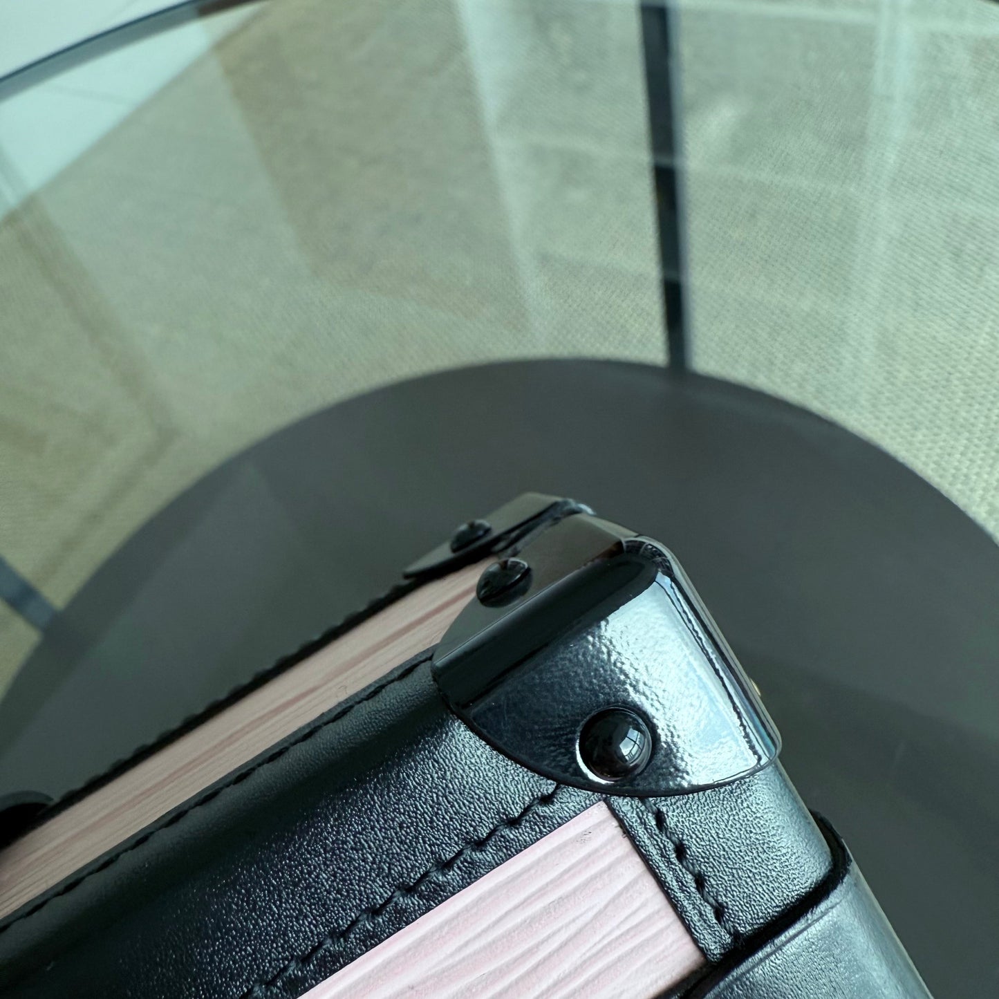 Kovancy Petite Malle - EPI Sac bandoulière rose clair avec accessoires dorés