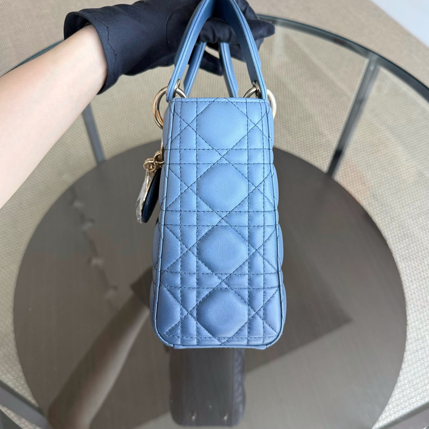 Kovancy Lady Petit rabat - Cuir d'agneau Cannage bleu, quincaillerie dorée MyABC