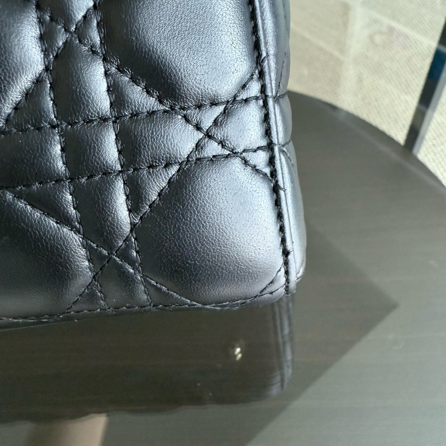 Kovancy Lady Petit modèle - Cuir d'agneau Cannage noir et matériel doré