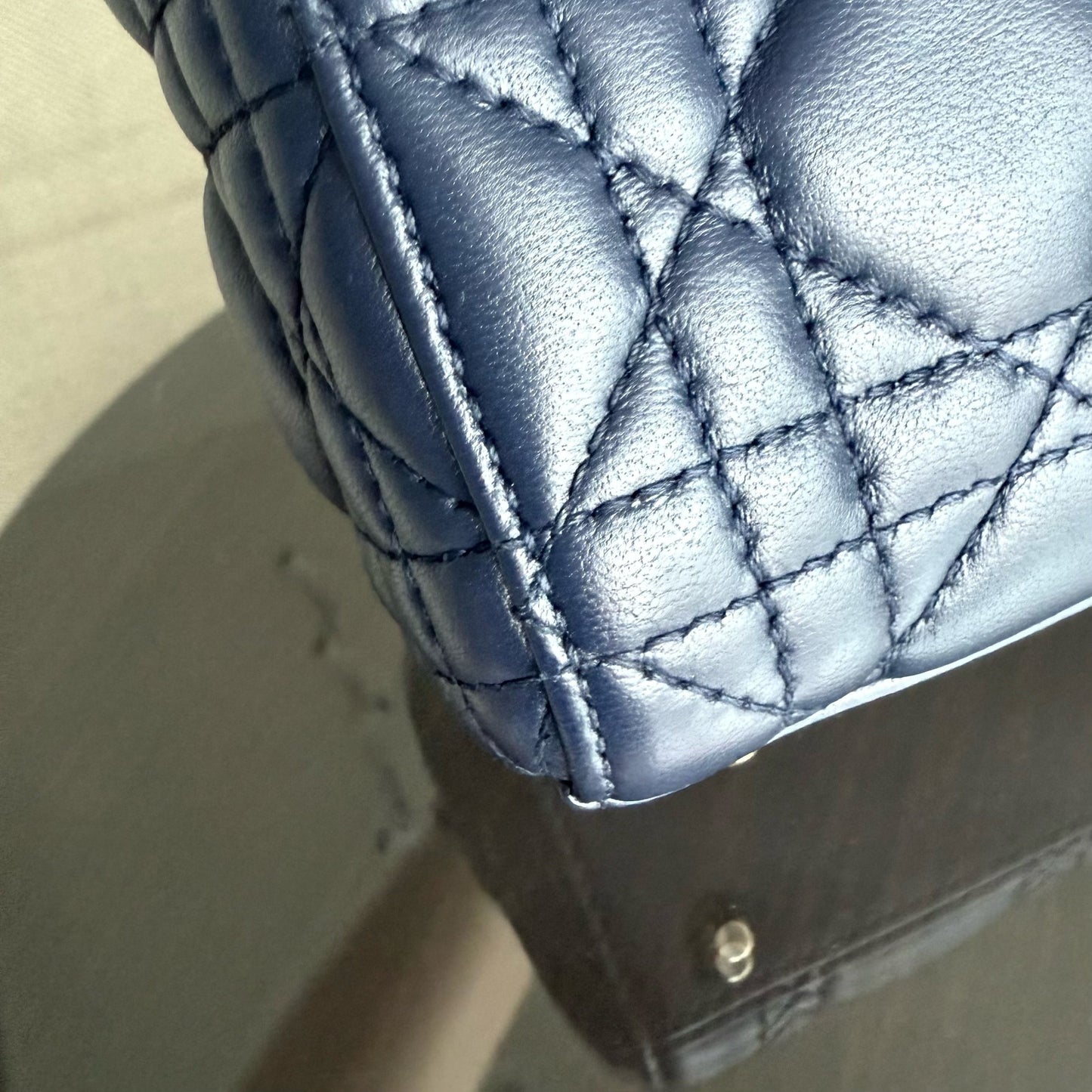 Kovancy Lady Mini - Bandoulière réglable en cuir d'agneau Cannage bleu foncé avec finitions dorées