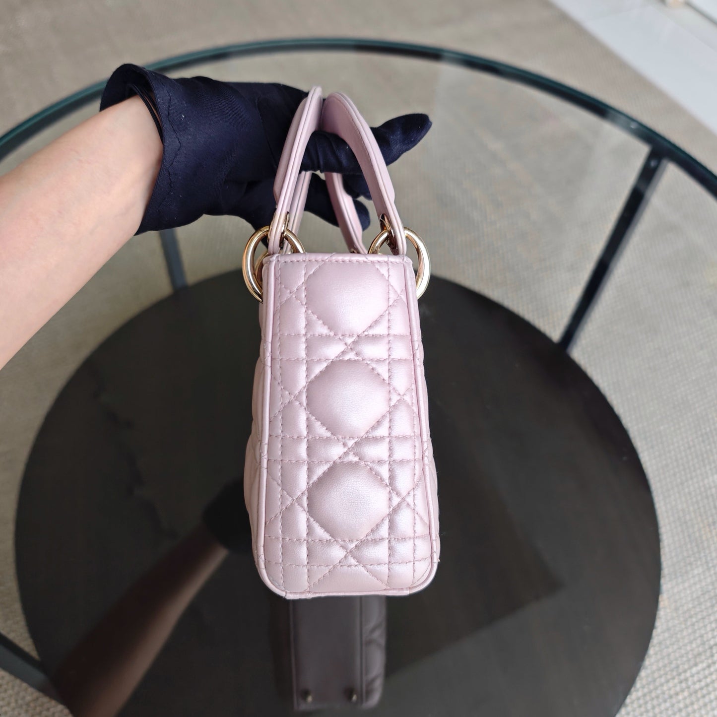 Kovancy Lady Mini - Bracelet chaîne en cuir d'agneau rose clair Cannage et finitions dorées