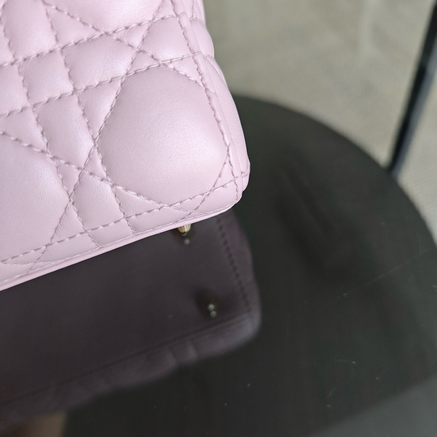 Kovancy Lady Petit modèle - Cuir d'agneau Cannage rose avec finitions dorées