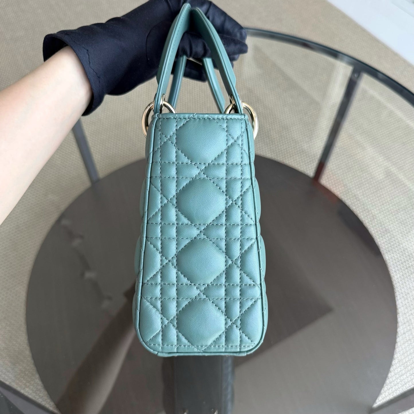 Kovancy Lady Petit rabat - Cuir d'agneau Cannage vert, ferrures dorées avec breloques