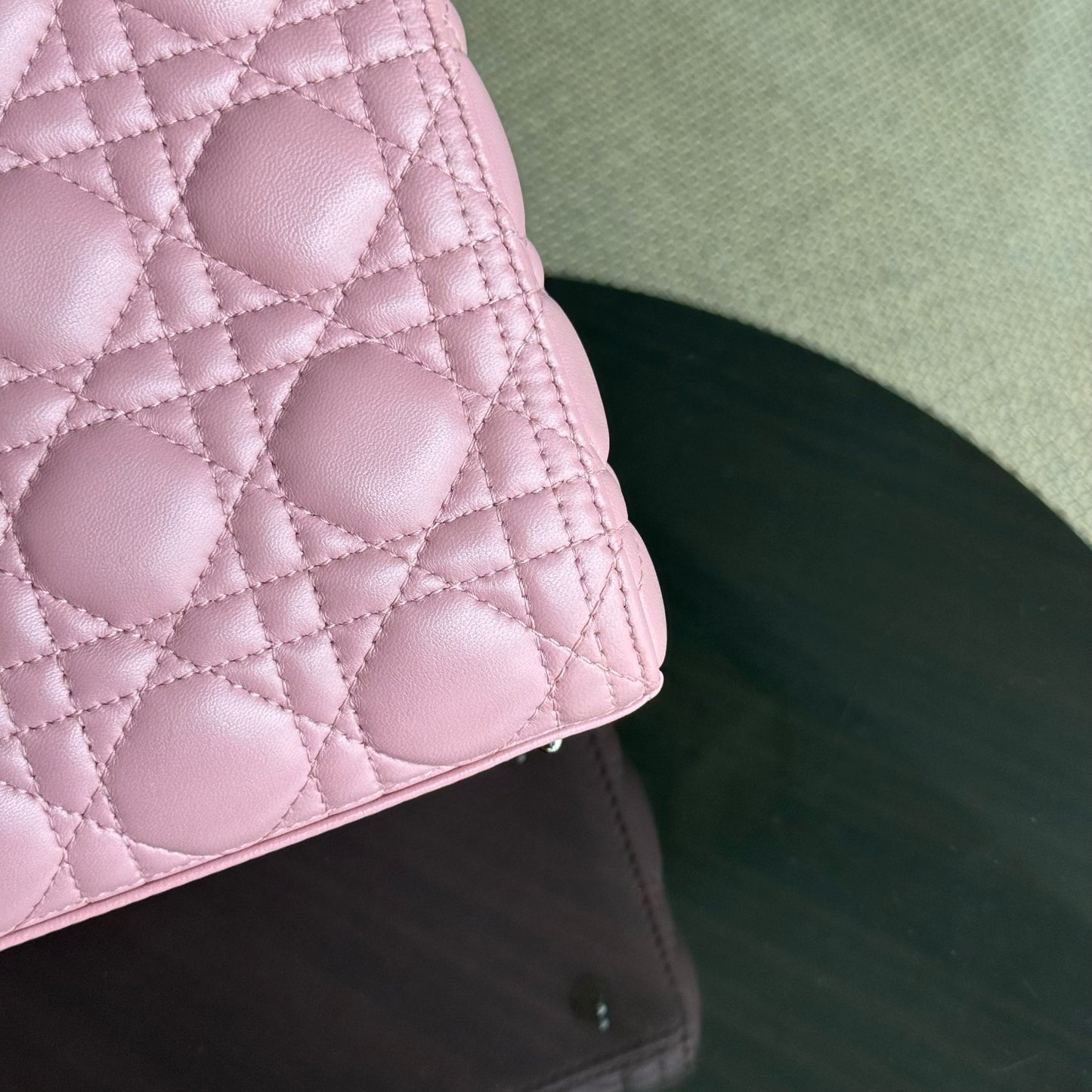Kovancy Lady Cannage moyen en cuir d'agneau rose avec accessoires argentés