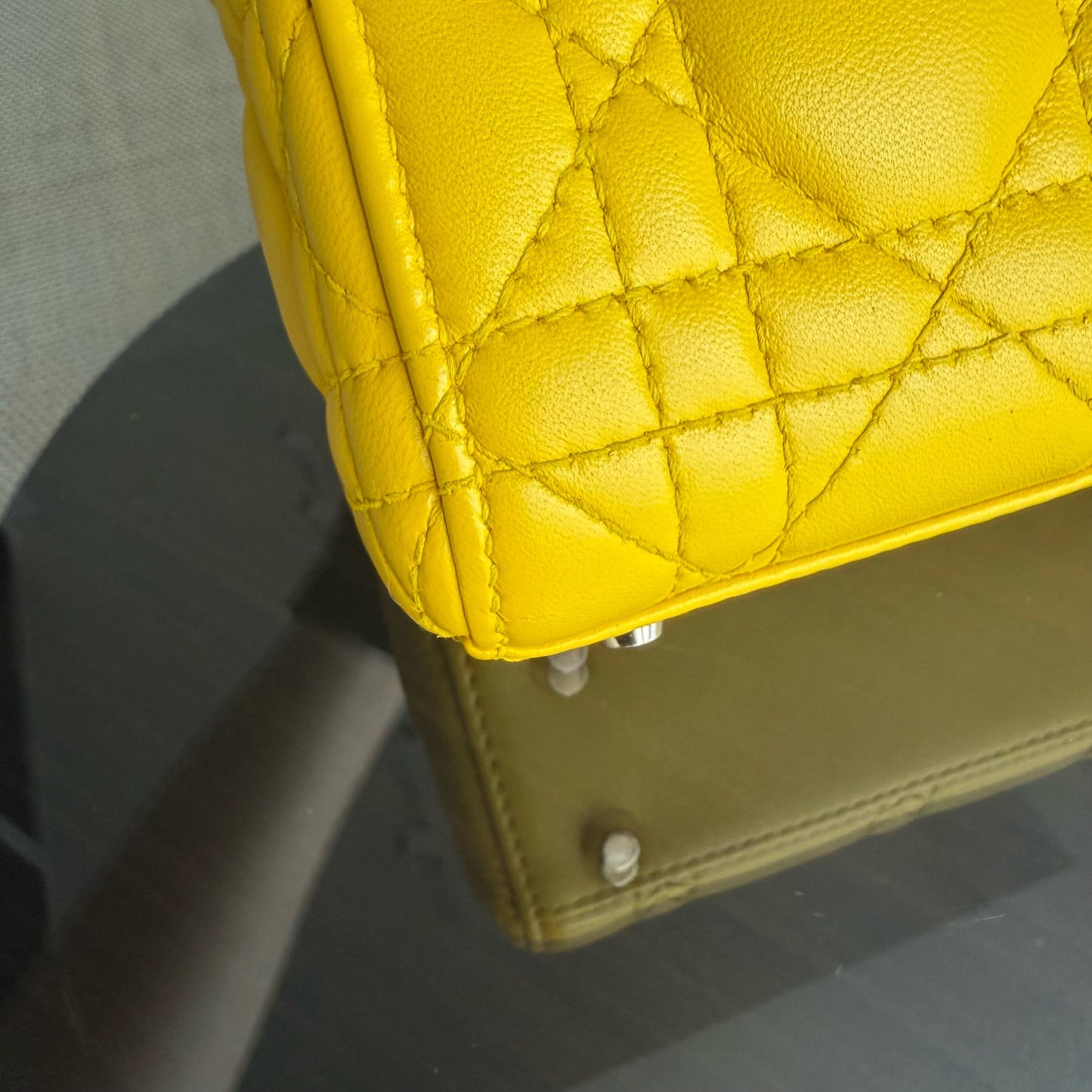 Kovancy Lady Mini - Cuir d'agneau Cannage, détails en or jaune, bandoulière ajustable