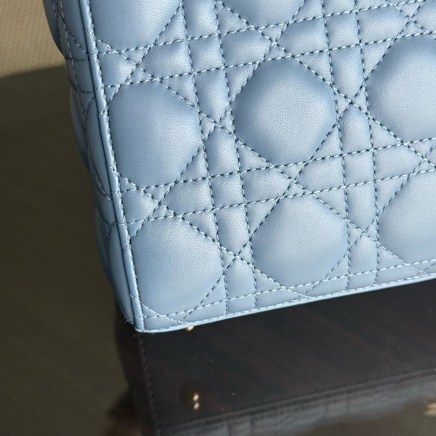 Kovancy Lady Petit rabat ABC - Cuir d'agneau Cannage bleu, quincaillerie dorée MyABC
