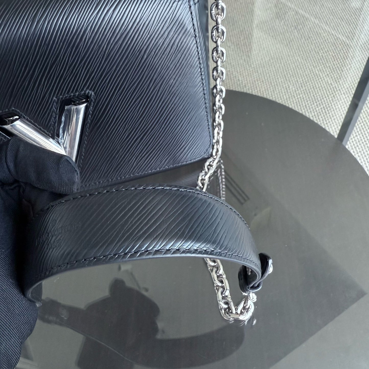 Kovancy Twist Medium MM - Cuir EPI Noir Quincaillerie Argentée
