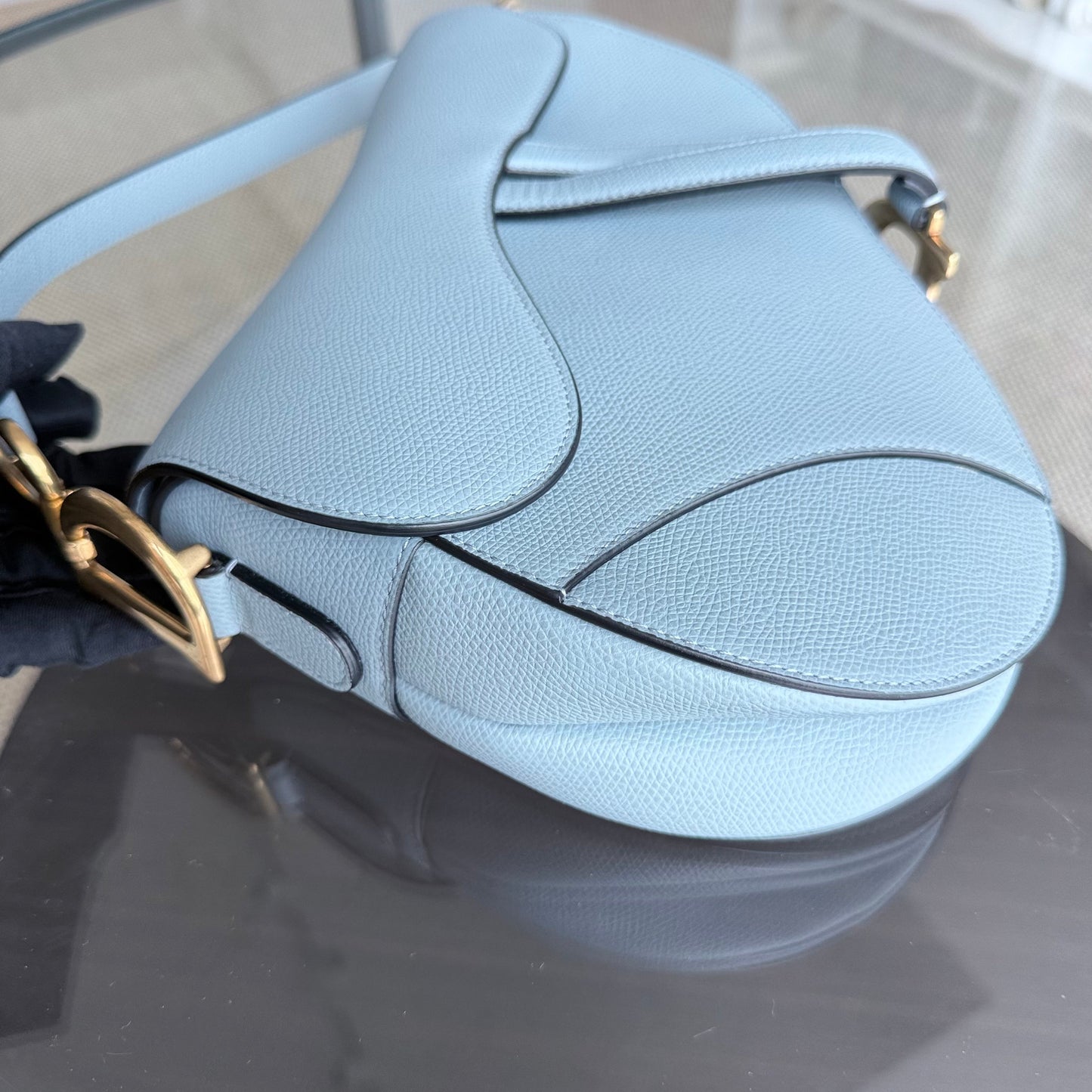 Kovancy Selle Medium - 25 cm en cuir de veau grainé bleu brume, accessoires dorés