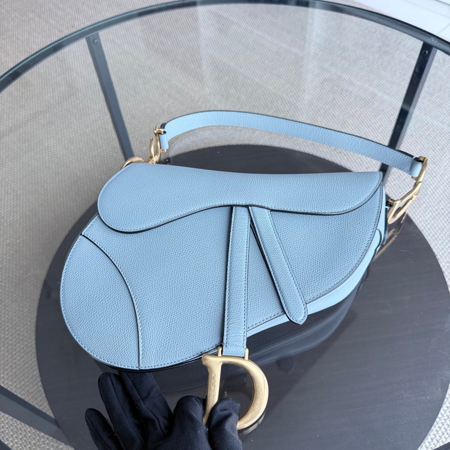 Kovancy Selle Medium - 25 cm en cuir de veau grainé bleu brume, accessoires dorés