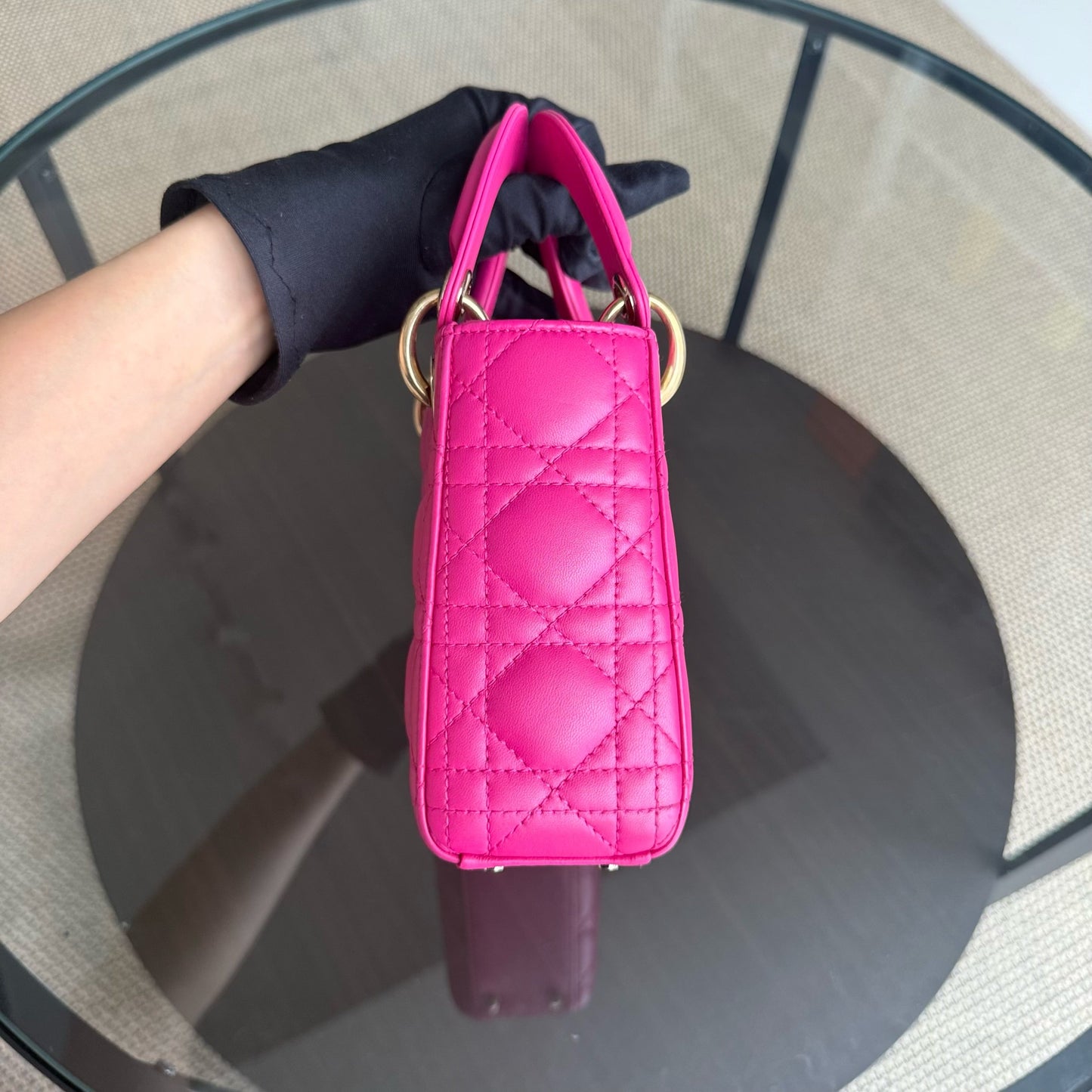 Kovancy Lady Mini - Bandoulière réglable en cuir d'agneau Cannage rose vif avec quincaillerie dorée