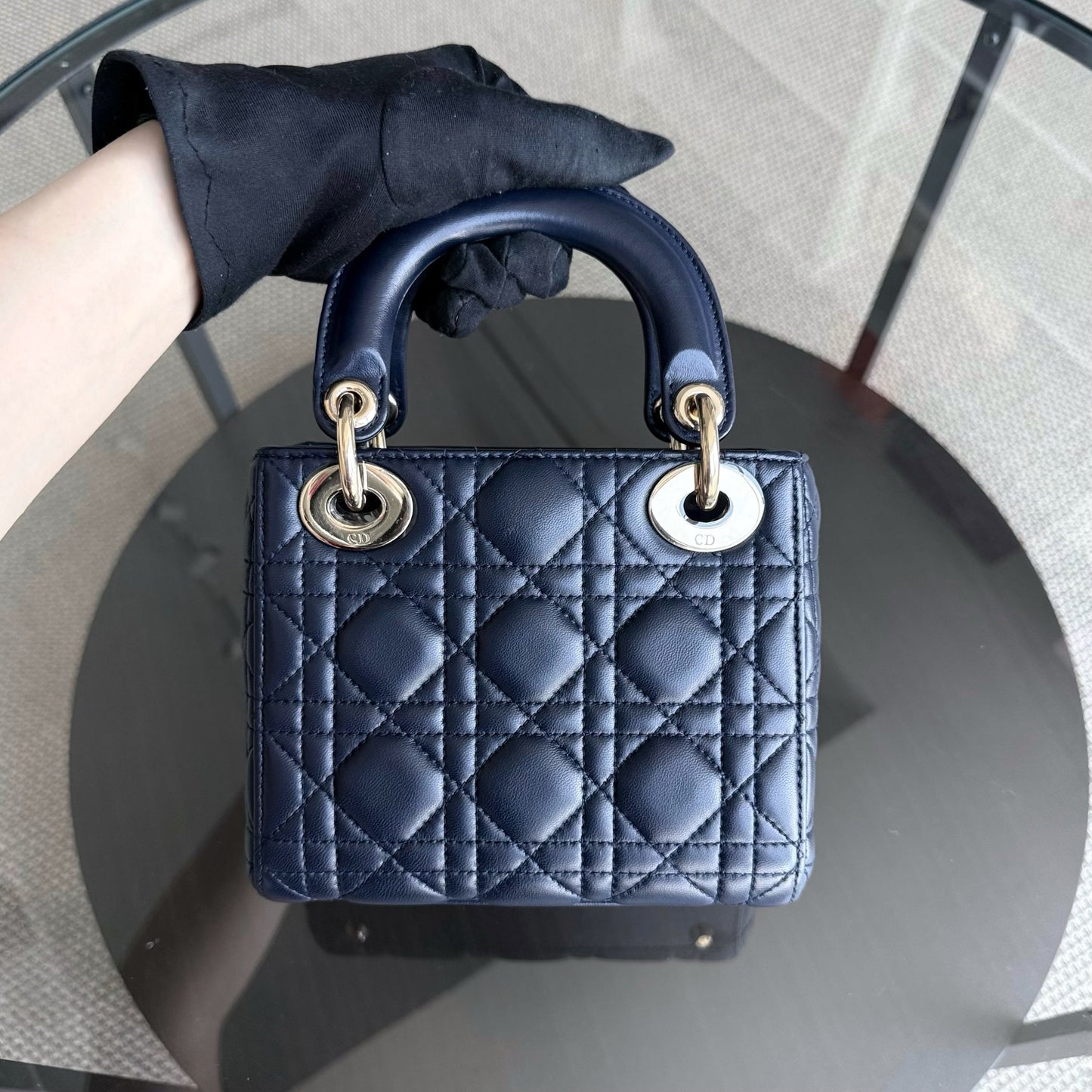 Kovancy Lady Mini - Bandoulière en cuir d'agneau Cannage bleu foncé avec chaîne et quincaillerie dorée