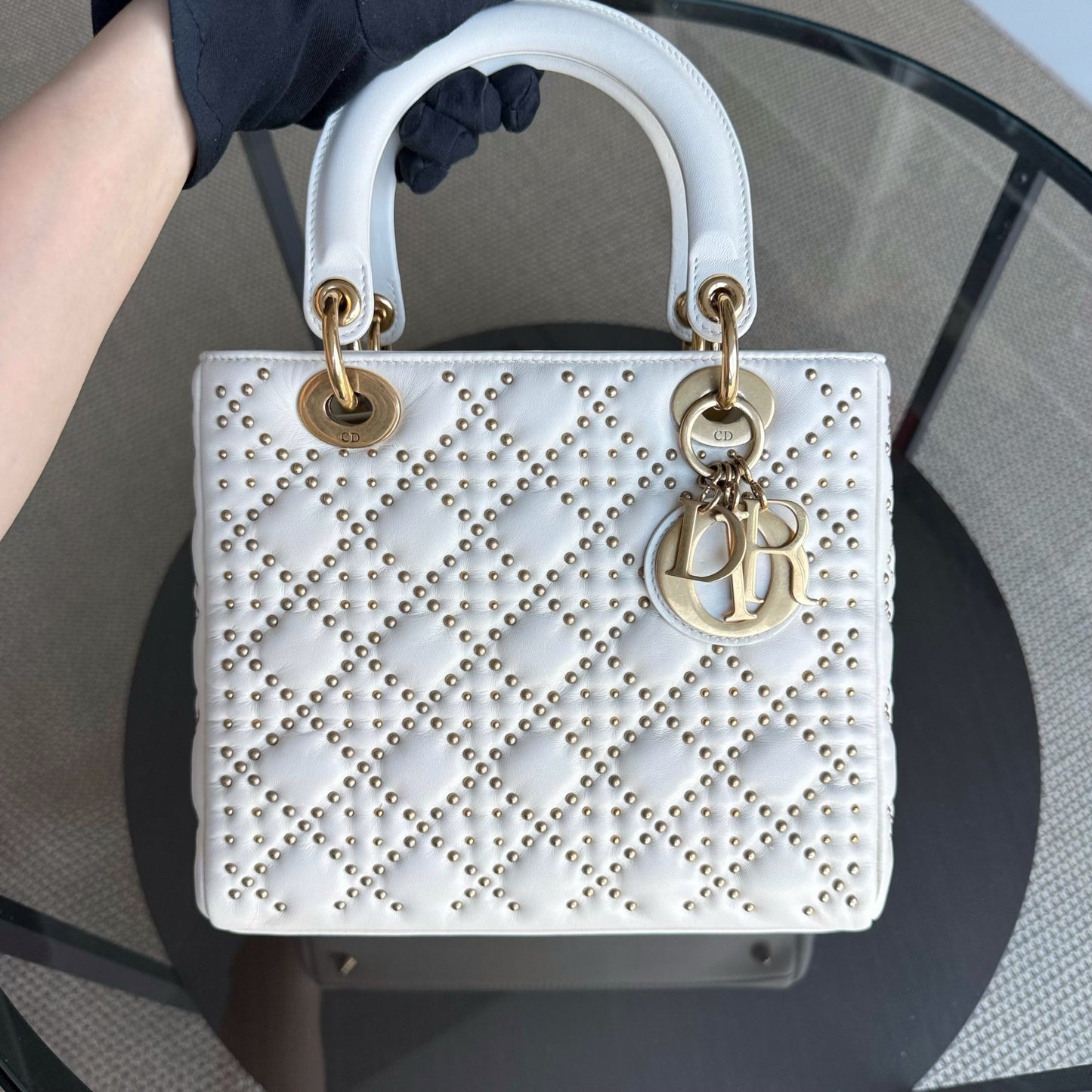 Kovancy Lady Moyen - Version zippée en cuir de veau Cannage clouté avec quincaillerie en or blanc