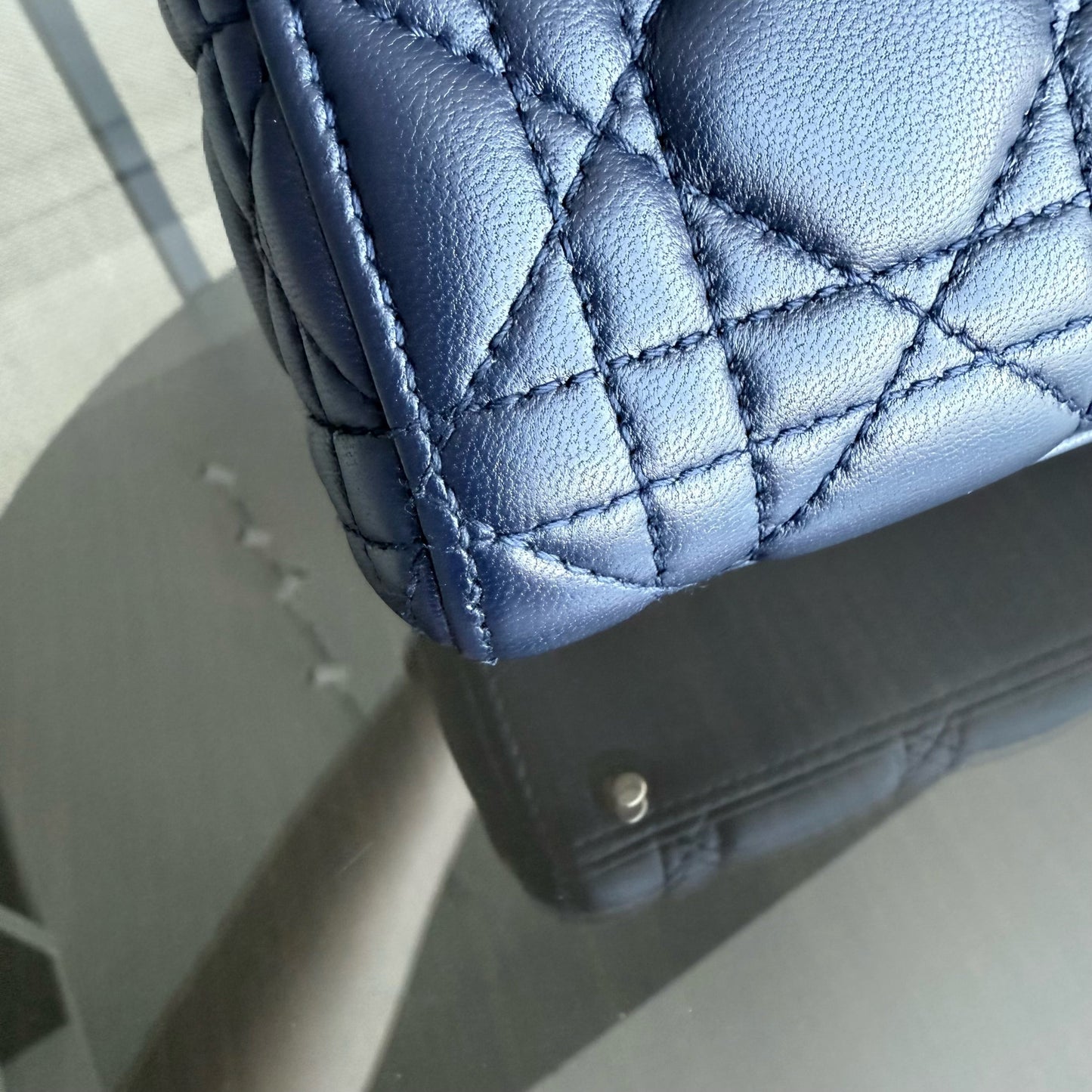 Kovancy Lady Mini - Bandoulière en cuir d'agneau Cannage bleu foncé avec chaîne et quincaillerie dorée