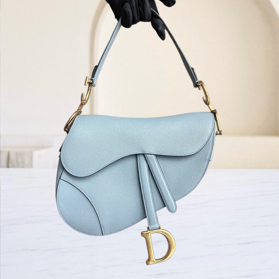 Kovancy Selle Medium - 25 cm en cuir de veau grainé bleu brume, accessoires dorés