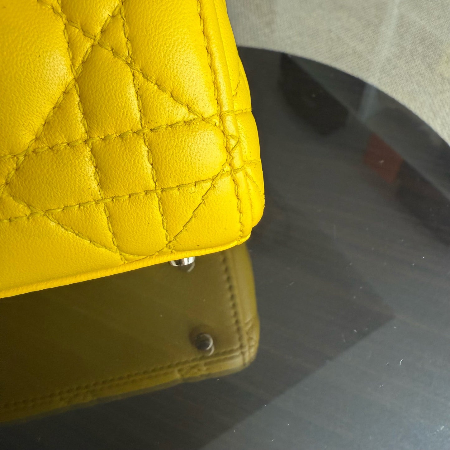 Kovancy Lady Mini - Cuir d'agneau Cannage, détails en or jaune, bandoulière ajustable