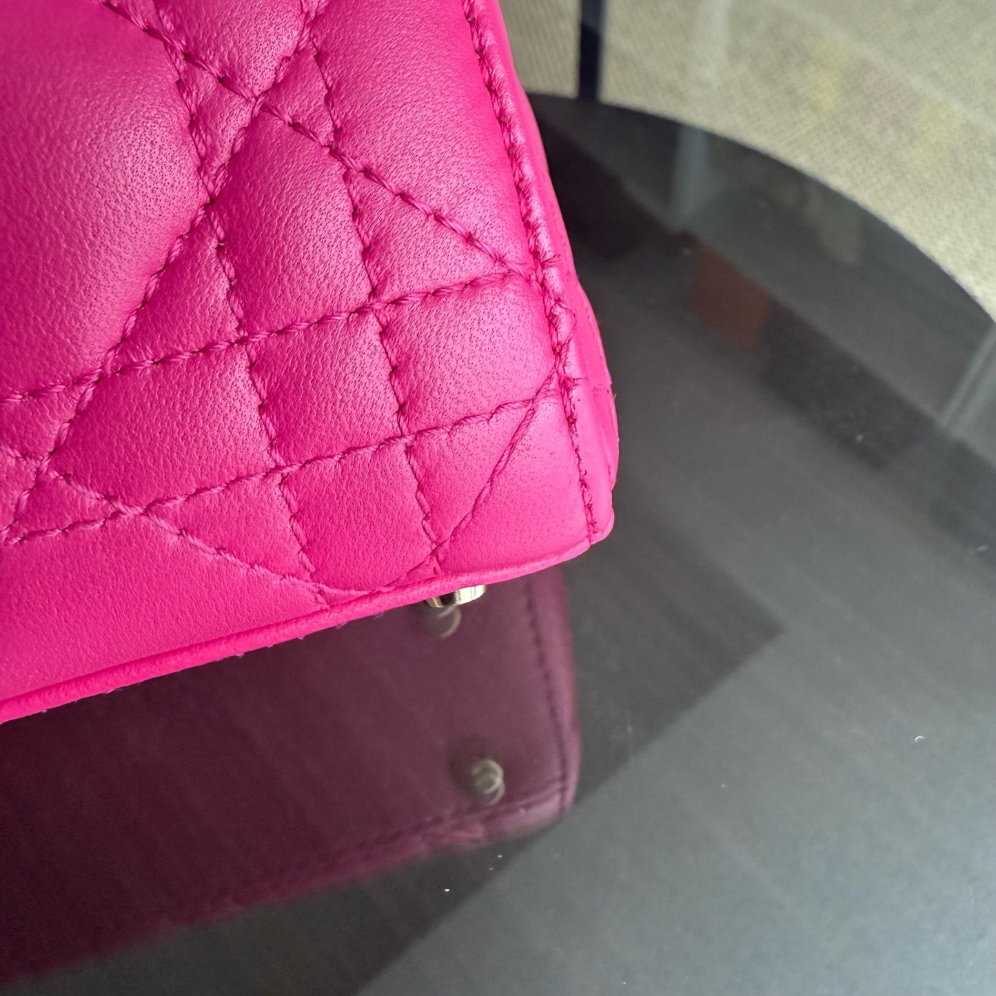 Kovancy Lady Mini - Bandoulière réglable en cuir d'agneau Cannage rose vif avec quincaillerie dorée
