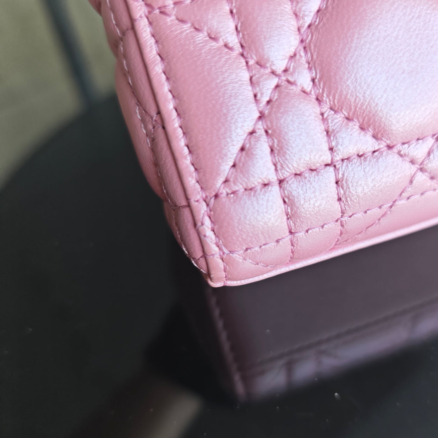 Kovancy D-Joy Micro - Cuir d'agneau Cannage irisé rose, accastillage doré, 17 cm