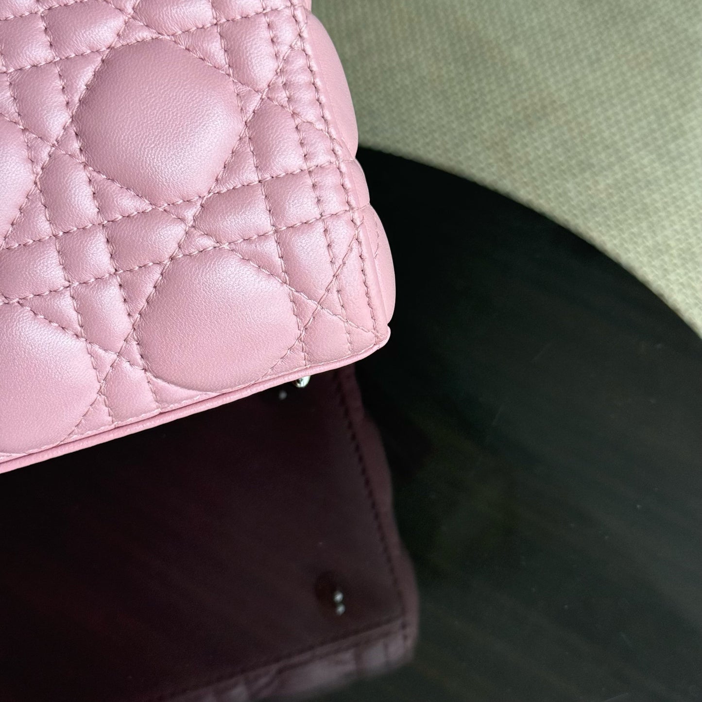 Kovancy Lady Cannage moyen en cuir d'agneau rose avec accessoires argentés