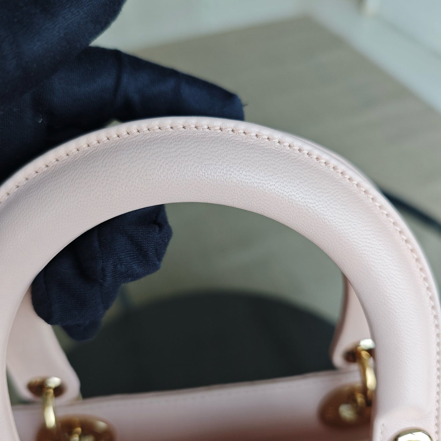 Kovancy Lady Grand modèle - Cuir d'agneau Cannage rose clair avec finitions dorées