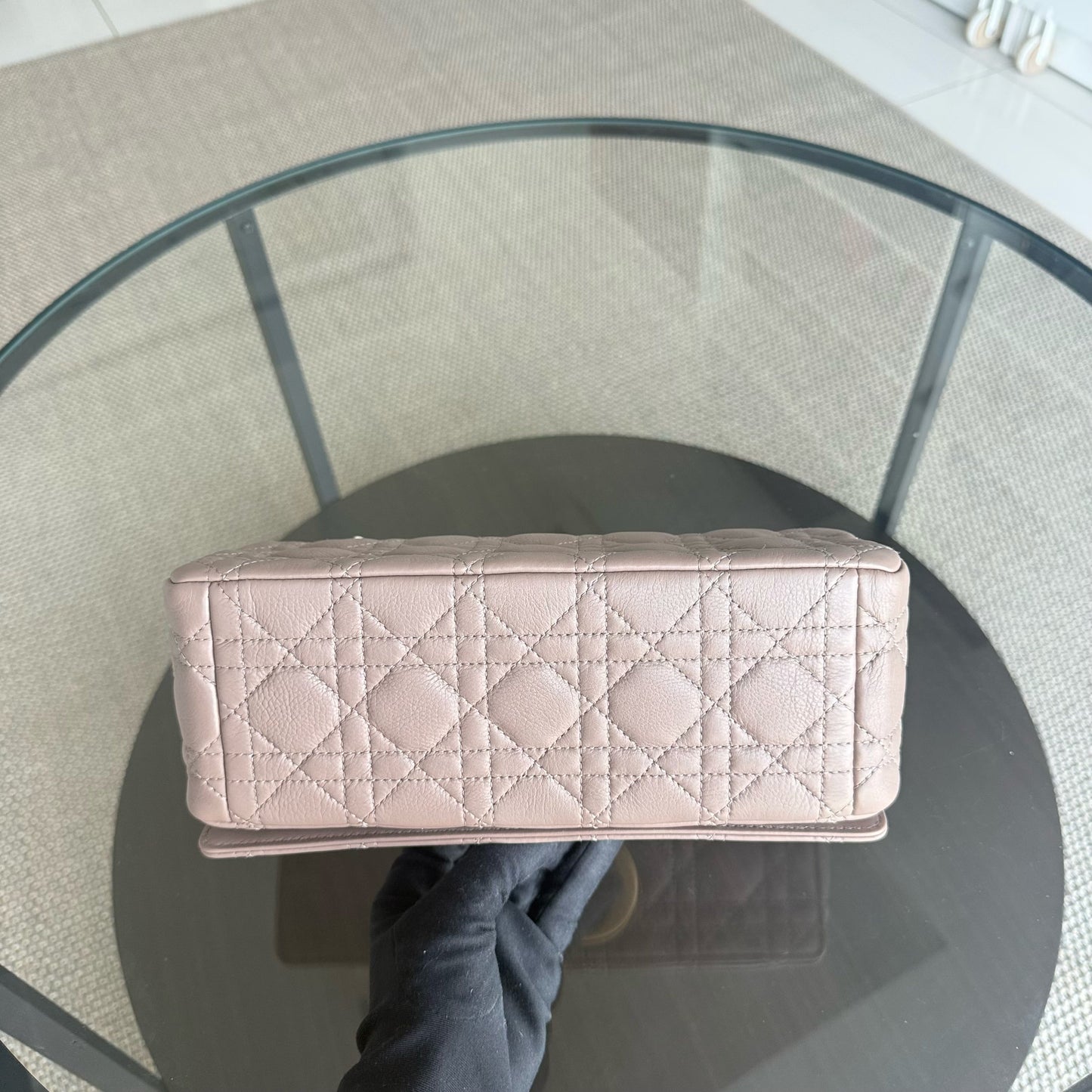Kovancy Sac Caro Medium - 25CM en cuir de veau Cannage Milktea Blush Quincaillerie dorée