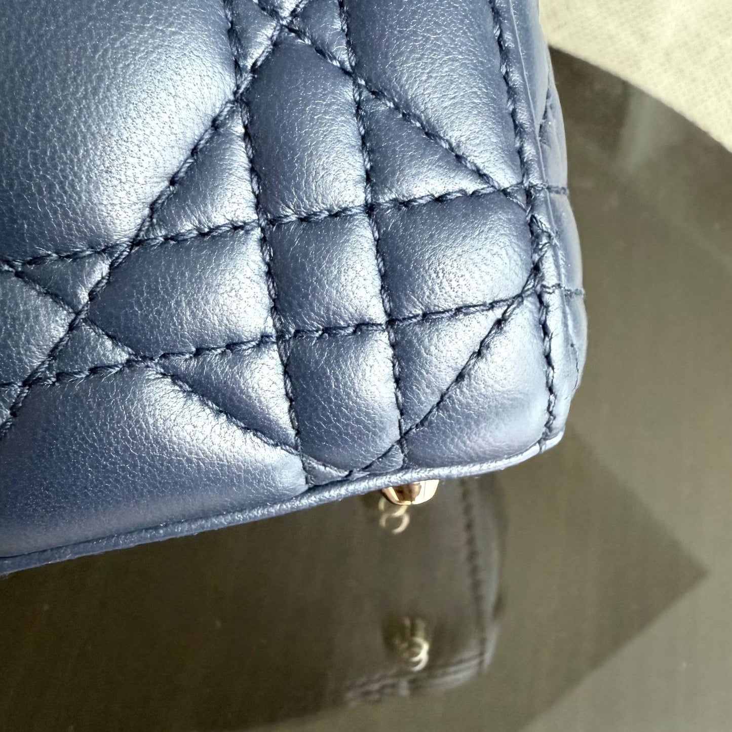 Kovancy Lady Mini - Bandoulière réglable en cuir d'agneau Cannage bleu foncé avec finitions dorées