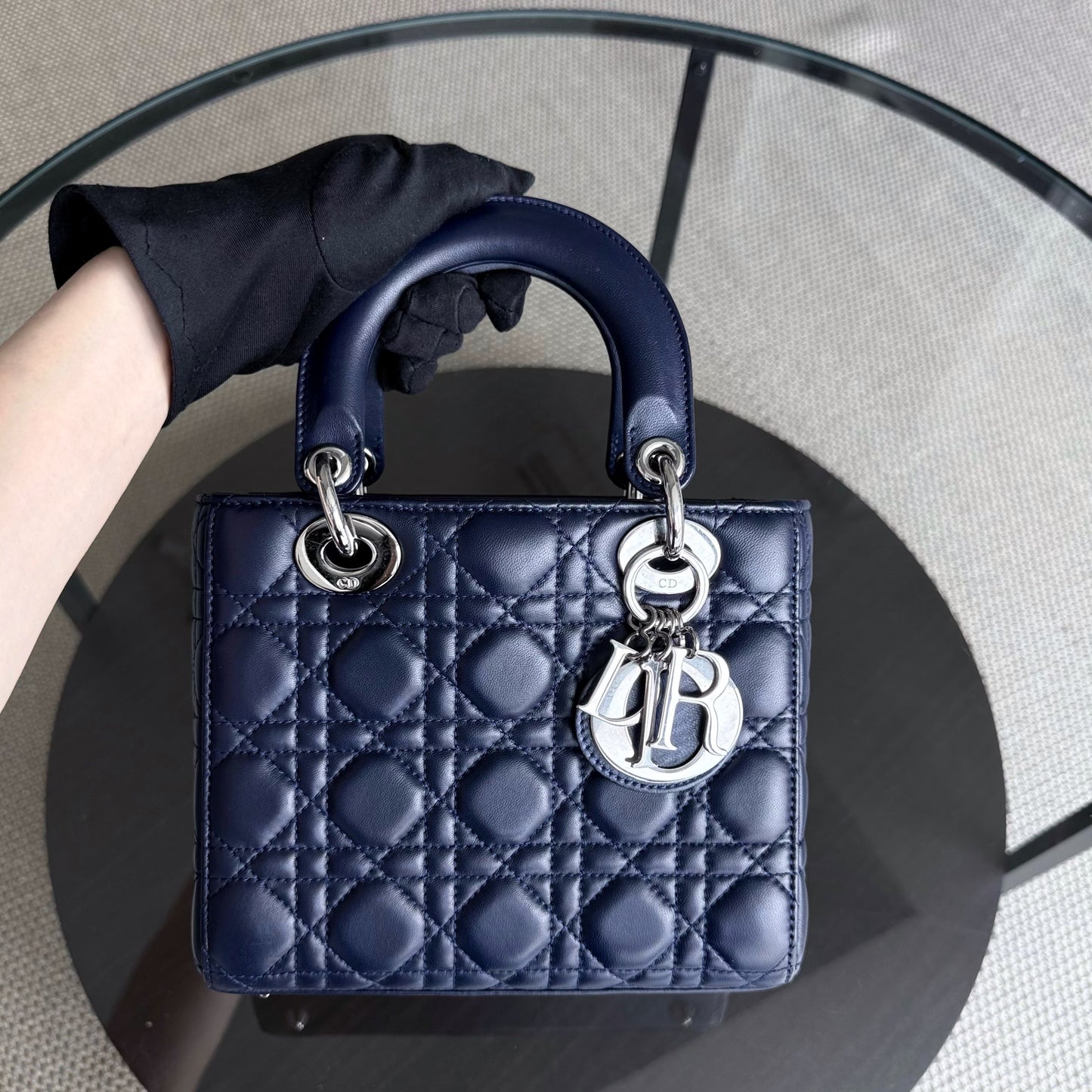 Kovancy Lady Petit rabat - Cuir d'agneau Cannage bleu foncé, quincaillerie argentée