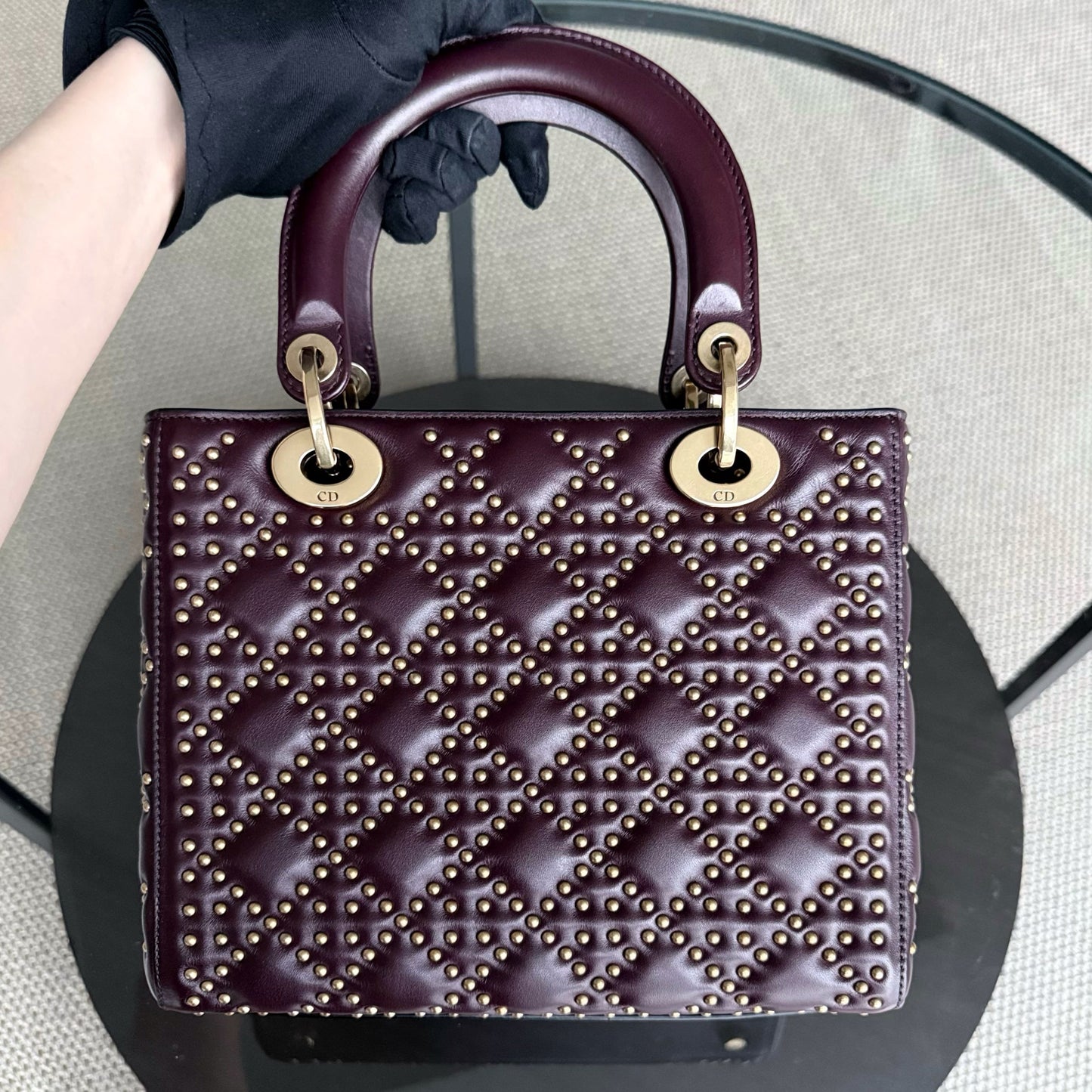 Kovancy Lady Rabat moyen - Cuir de veau Cannage clouté, rouge bordeaux, accessoires dorés