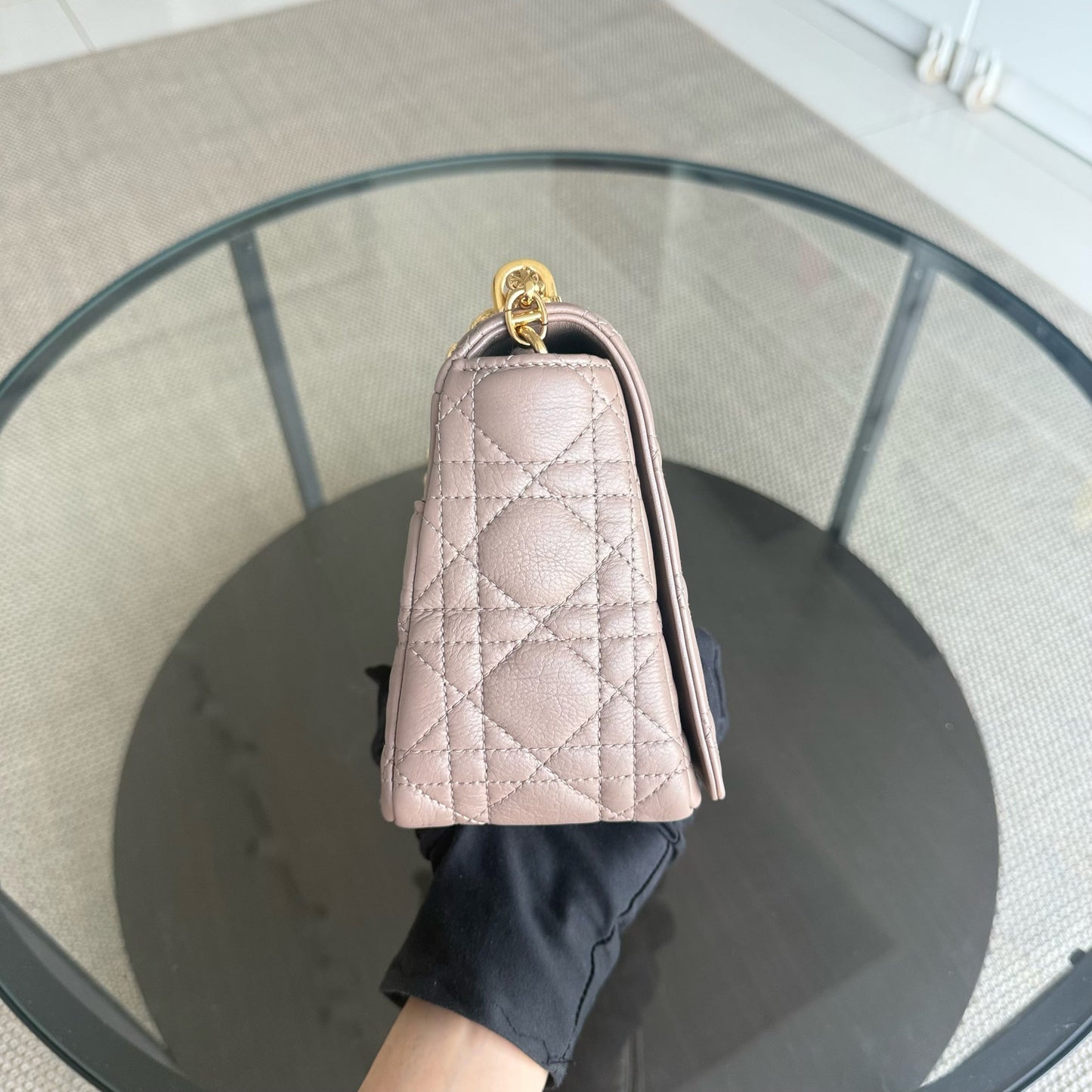 Kovancy Sac Caro Medium - 25CM en cuir de veau Cannage Milktea Blush Quincaillerie dorée