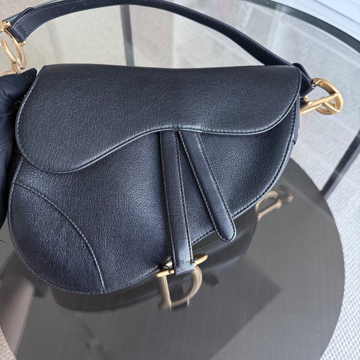 Kovancy Selle Medium - 25 cm en cuir de veau noir et finitions dorées