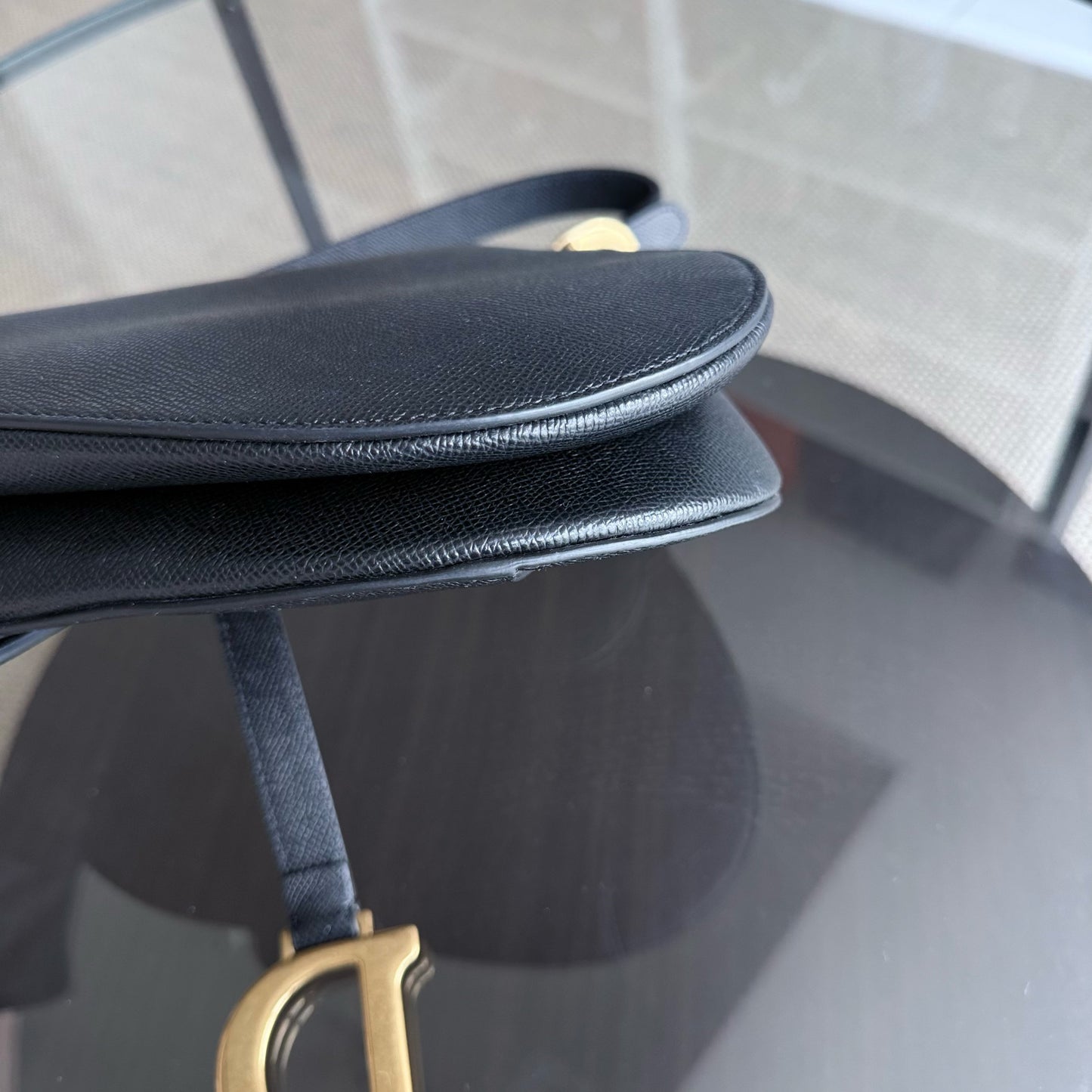 Kovancy Selle Medium avec sangle - Cuir de veau grainé noir, finitions dorées
