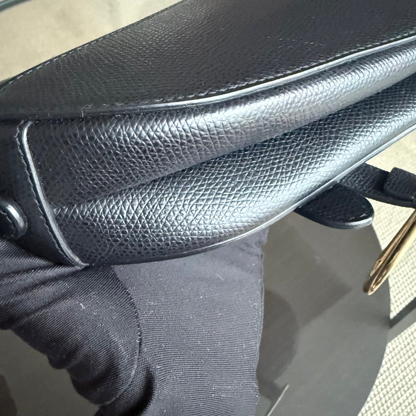 Sac Kovancy Saddle Small 21 cm en cuir caviar noir avec bandoulière et finitions dorées.