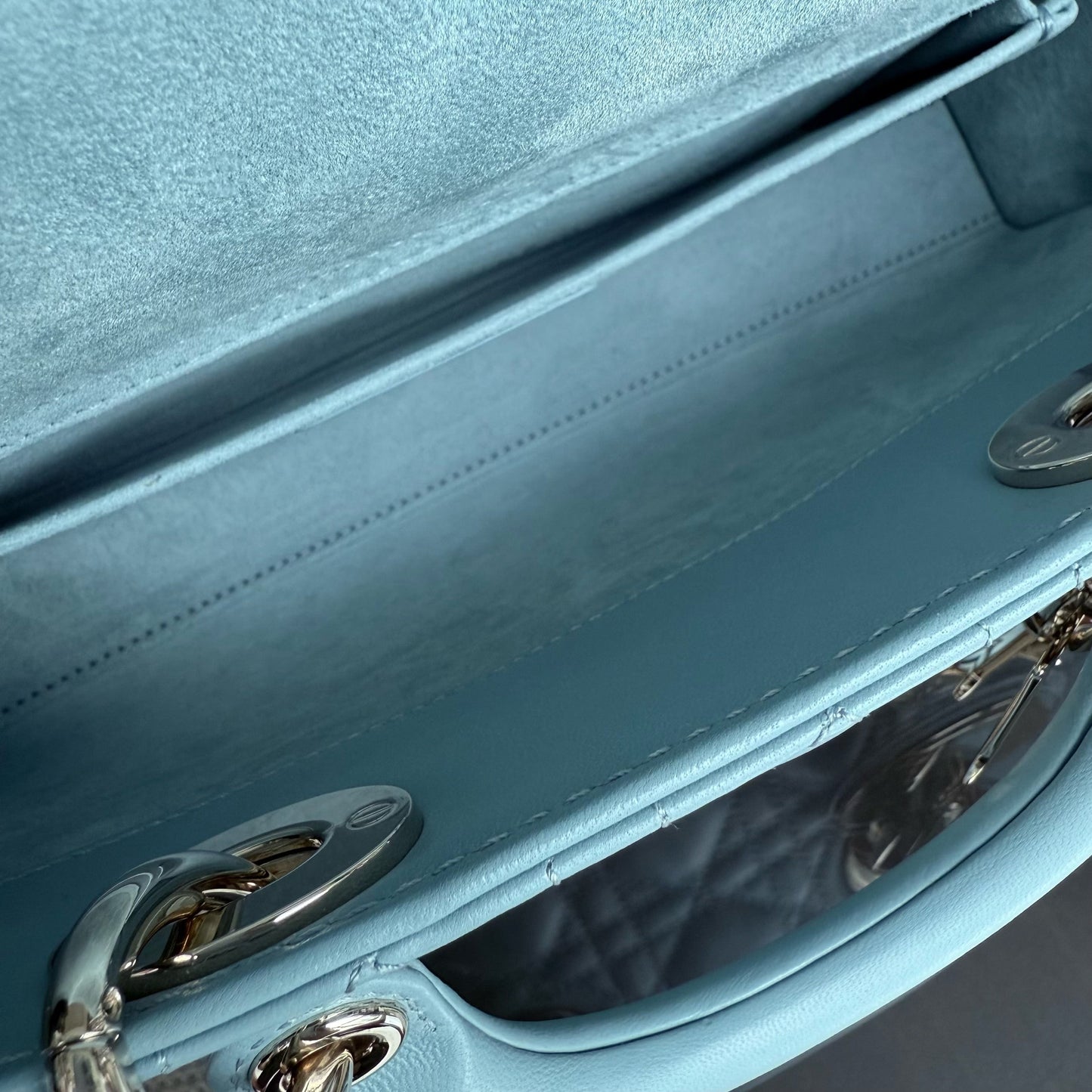 Kovancy D-Joy Medium - Cuir d'agneau Cannage Bleu clair Bleu bébé Ferrures dorées