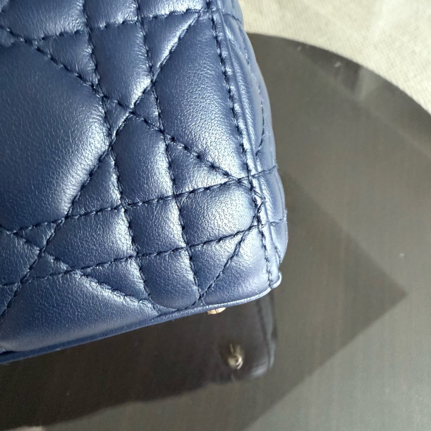 Kovancy Lady Mini - Bandoulière réglable en cuir d'agneau Cannage bleu foncé avec finitions dorées