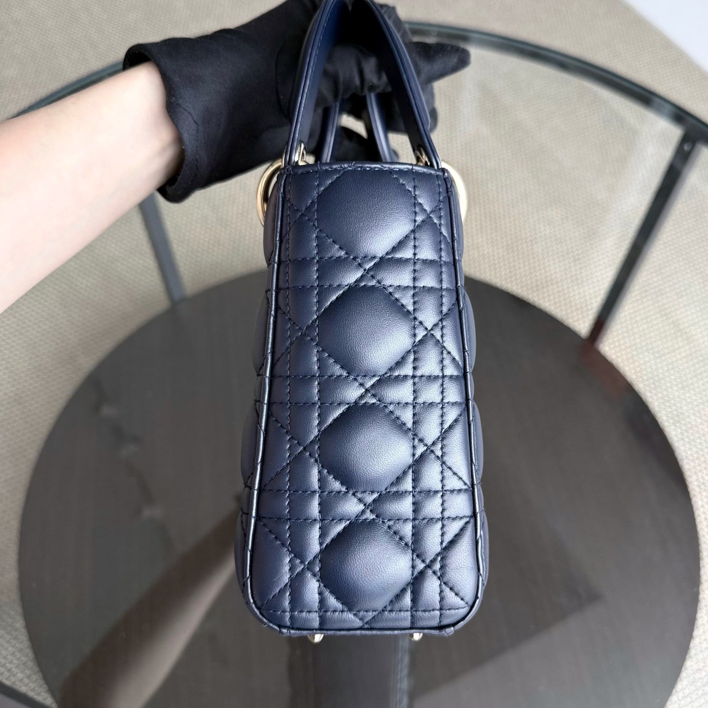 Kovancy Lady Petit rabat - Cuir d'agneau Cannage bleu marine foncé, accessoires dorés avec breloques