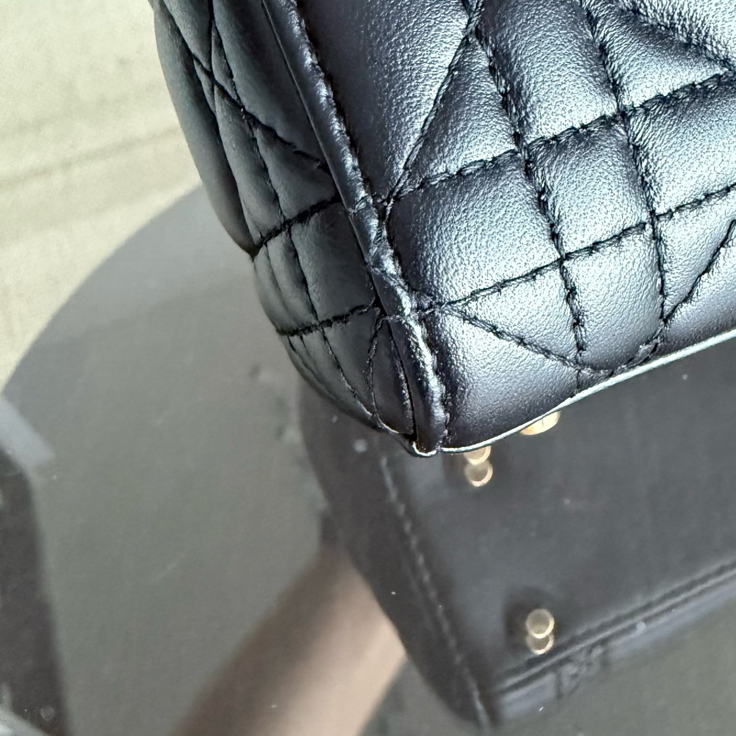 Kovancy Lady Mini - Bandoulière réglable en cuir d'agneau noir Cannage avec quincaillerie dorée