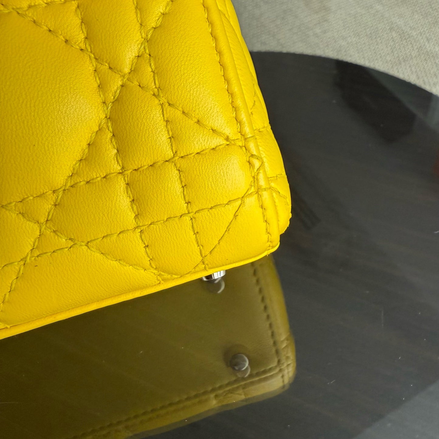 Kovancy Lady Mini - Cuir d'agneau Cannage, détails en or jaune, bandoulière ajustable
