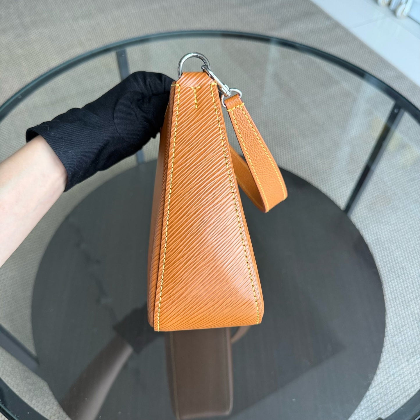 Kovancy Pochette monogramme en cuir épi Marelle Gold Miel Epi