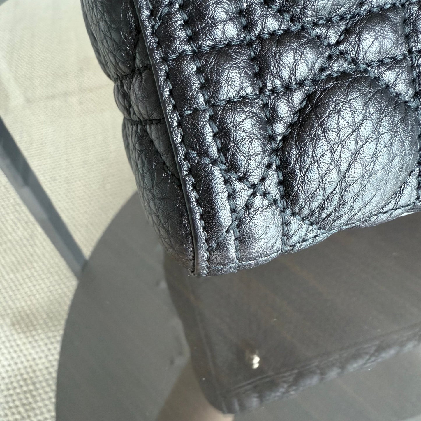 Kovancy Lady Grand rabat en cuir caviar cannage noir GHW sans bandoulière